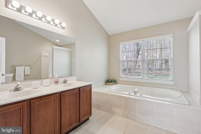 48 STEEPLECHASE DR, Doylestown, PA 18901