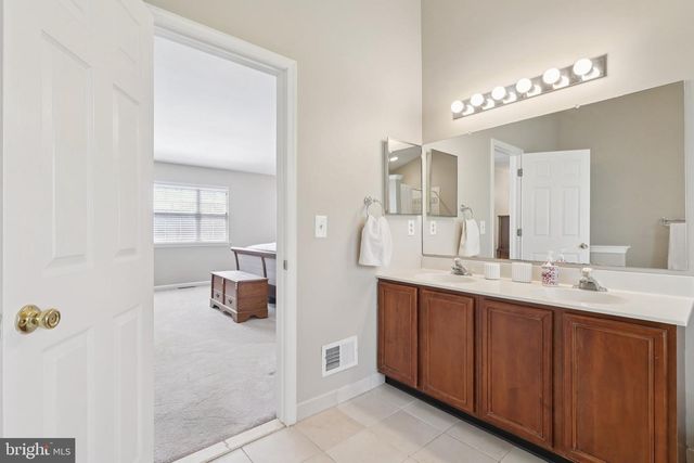 48 STEEPLECHASE DR, Doylestown, PA 18901