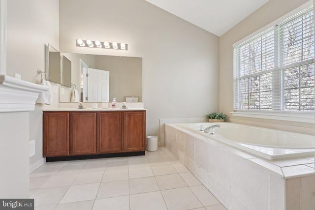 48 STEEPLECHASE DR, Doylestown, PA 18901