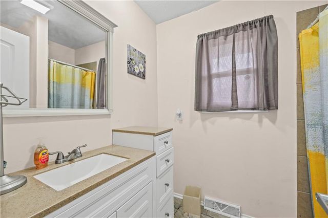 6201 E 140th Place, Grandview, MO 64030