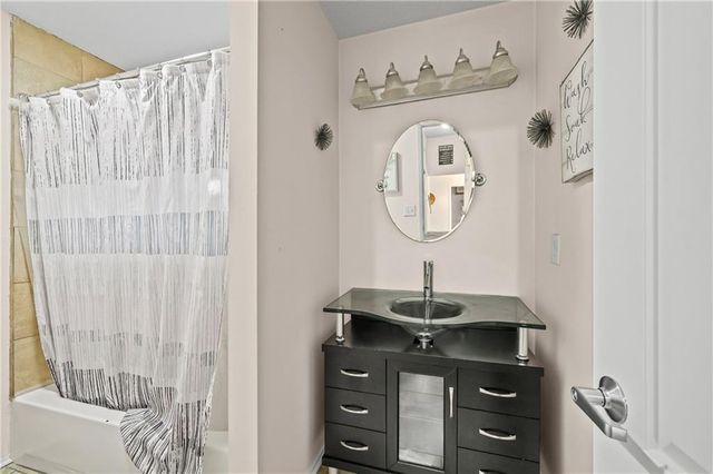 6201 E 140th Place, Grandview, MO 64030