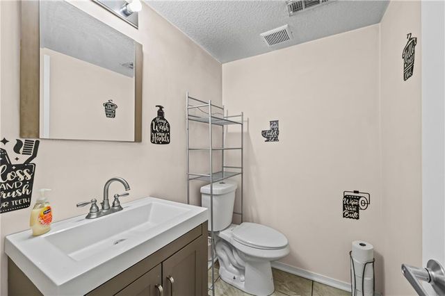 6201 E 140th Place, Grandview, MO 64030