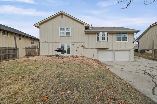 6201 E 140th Place, Grandview, MO 64030