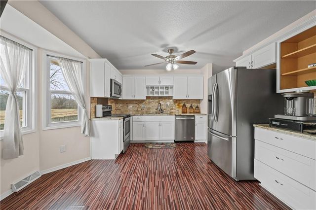 6201 E 140th Place, Grandview, MO 64030