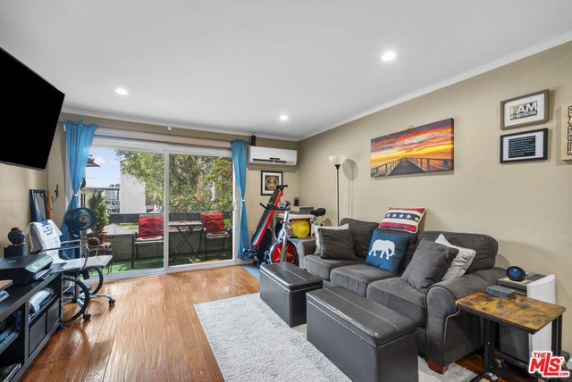 21800 Schoenborn 225, Canoga Park, CA 91304