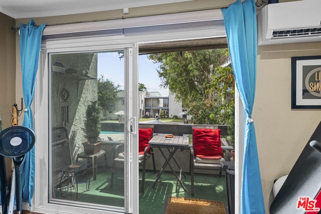21800 Schoenborn 225, Canoga Park, CA 91304