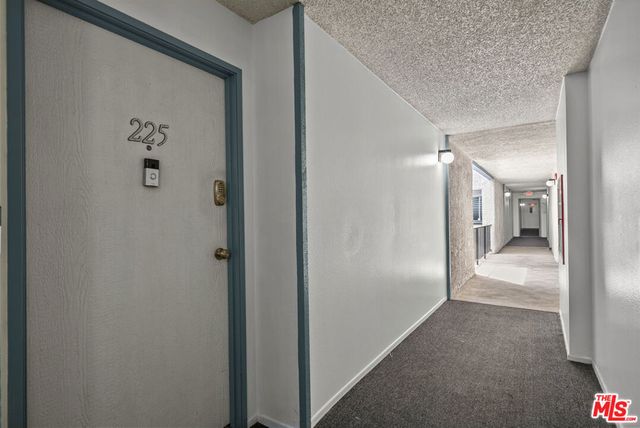 21800 Schoenborn 225, Canoga Park, CA 91304