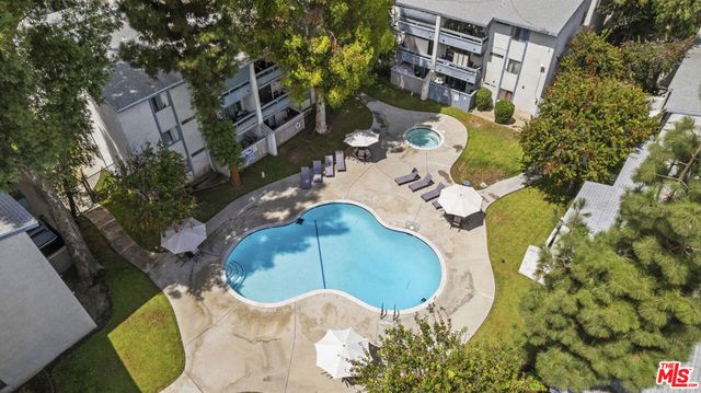 21800 Schoenborn 225, Canoga Park, CA 91304
