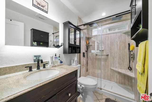21800 Schoenborn 225, Canoga Park, CA 91304
