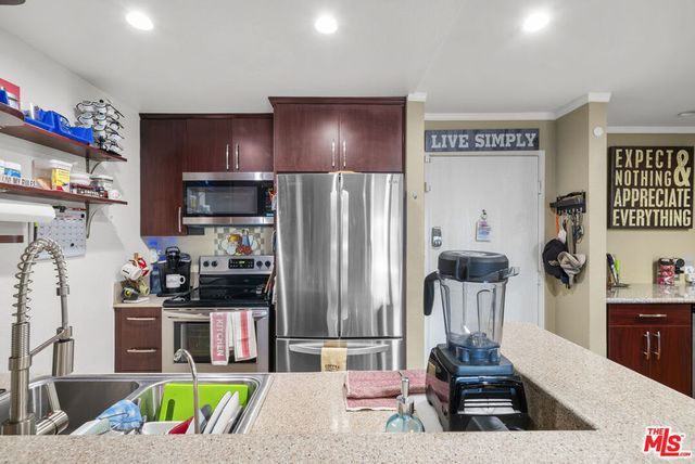 21800 Schoenborn 225, Canoga Park, CA 91304