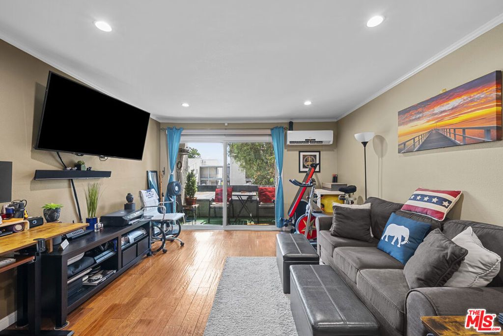 21800 Schoenborn 225, Canoga Park, CA 91304