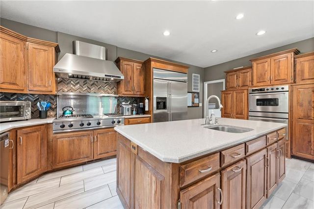 6888 W 185th Terrace, Stilwell, KS 66085