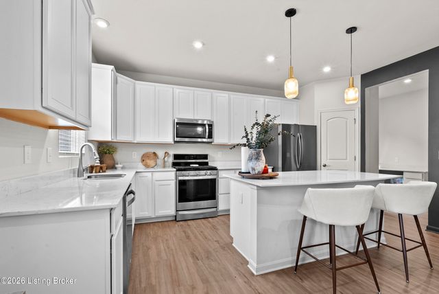 4625 Golden Eagle Dr, Louisville, KY 40245