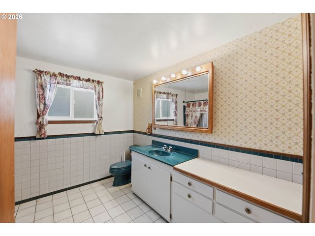 2350 HIGH St, Reedsport, OR 97467