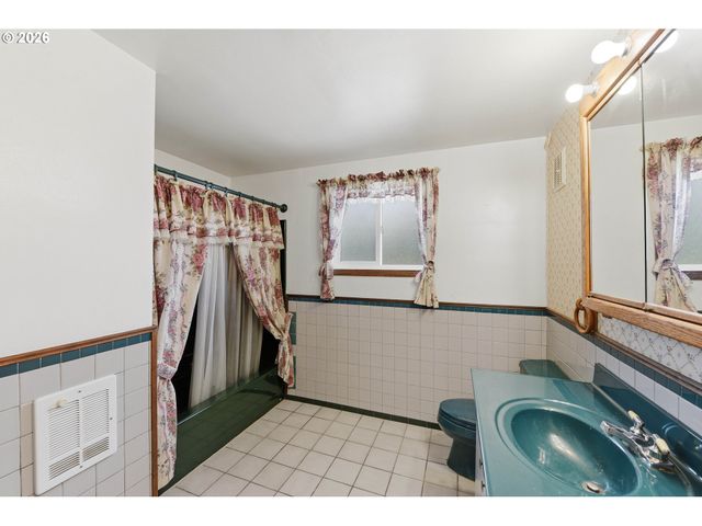 2350 HIGH St, Reedsport, OR 97467