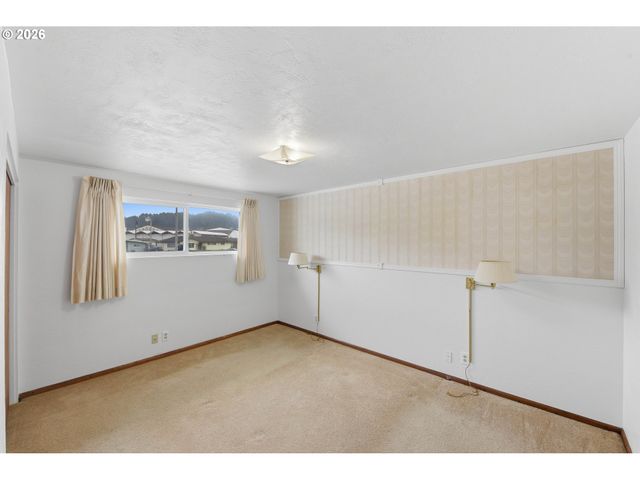 2350 HIGH St, Reedsport, OR 97467