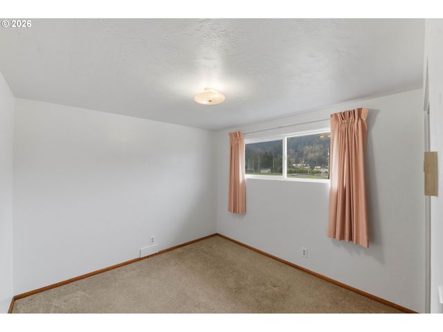 2350 HIGH St, Reedsport, OR 97467