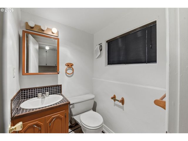 2350 HIGH St, Reedsport, OR 97467