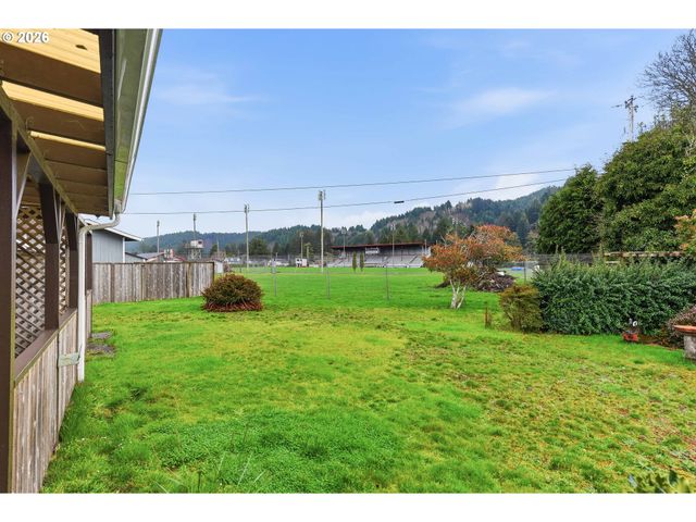 2350 HIGH St, Reedsport, OR 97467