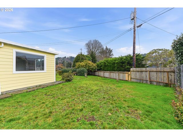 2350 HIGH St, Reedsport, OR 97467