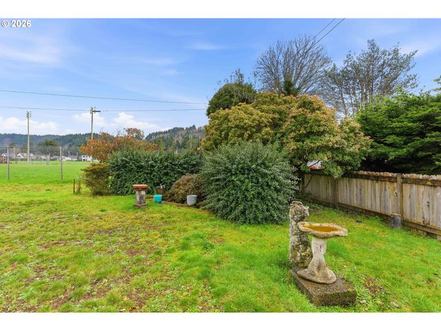 2350 HIGH St, Reedsport, OR 97467