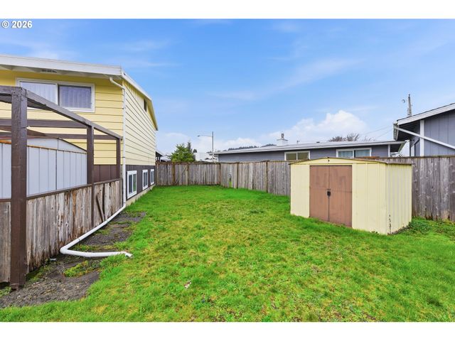 2350 HIGH St, Reedsport, OR 97467