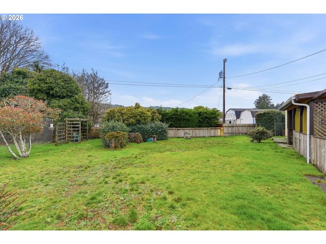 2350 HIGH St, Reedsport, OR 97467