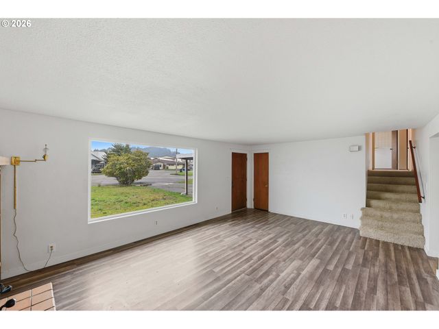 2350 HIGH St, Reedsport, OR 97467