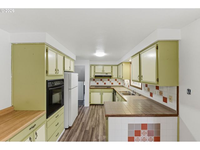 2350 HIGH St, Reedsport, OR 97467