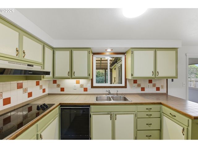 2350 HIGH St, Reedsport, OR 97467