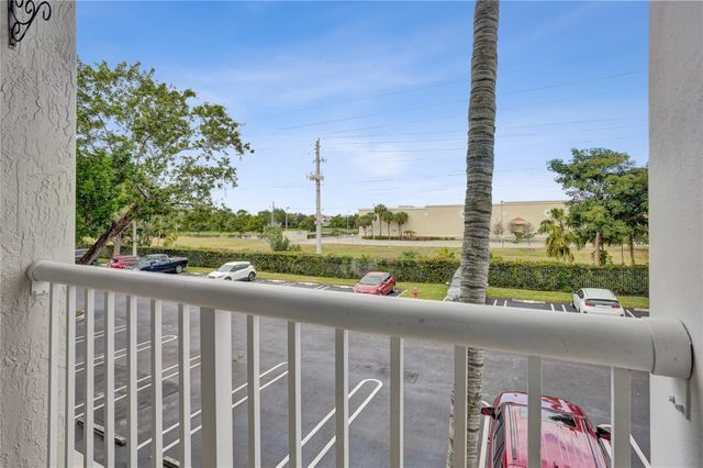 2137 Shoma Drive 156 Bldg 17, Royal Palm Beach, FL 33414