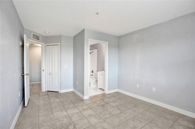 2137 Shoma Drive 156 Bldg 17, Royal Palm Beach, FL 33414