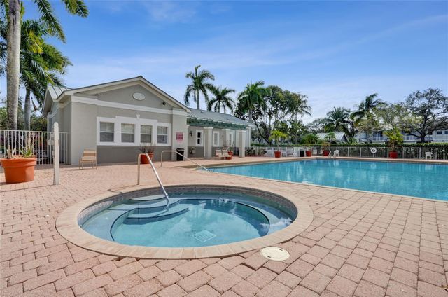 2137 Shoma Drive 156 Bldg 17, Royal Palm Beach, FL 33414