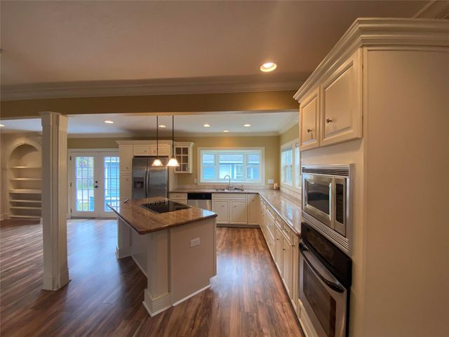 911 Hawthorne Road, Clear Lake Shores, TX 77565