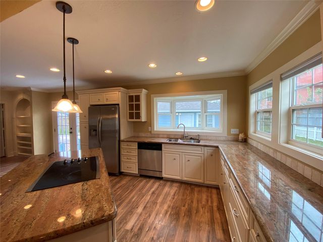 911 Hawthorne Road, Clear Lake Shores, TX 77565