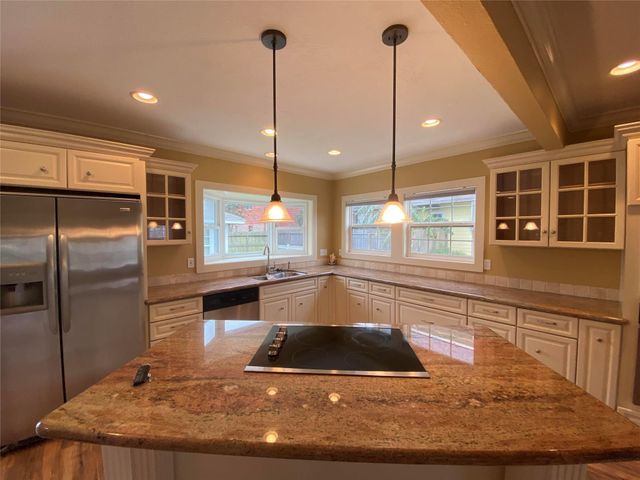911 Hawthorne Road, Clear Lake Shores, TX 77565