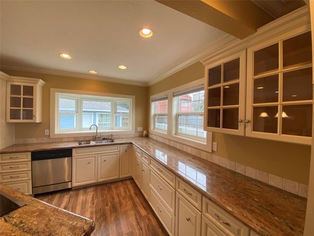 911 Hawthorne Road, Clear Lake Shores, TX 77565