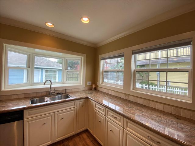 911 Hawthorne Road, Clear Lake Shores, TX 77565