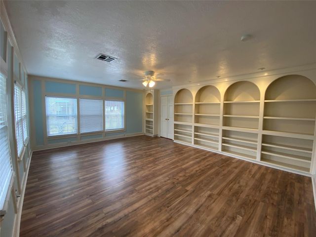 911 Hawthorne Road, Clear Lake Shores, TX 77565