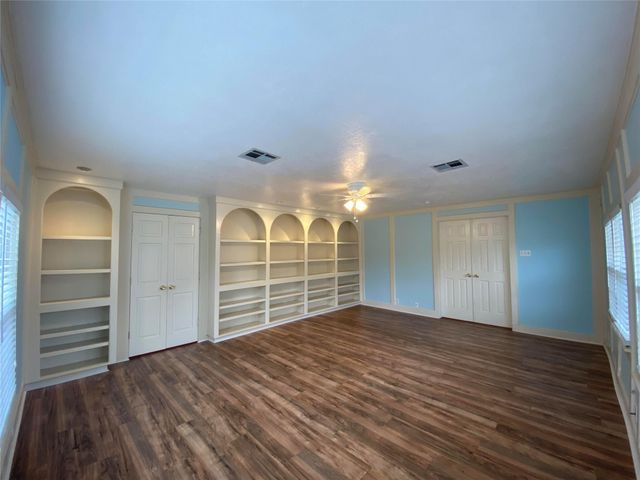 911 Hawthorne Road, Clear Lake Shores, TX 77565
