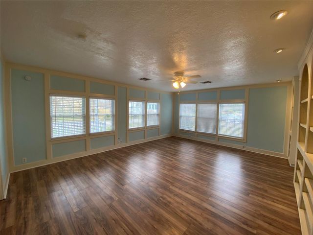 911 Hawthorne Road, Clear Lake Shores, TX 77565
