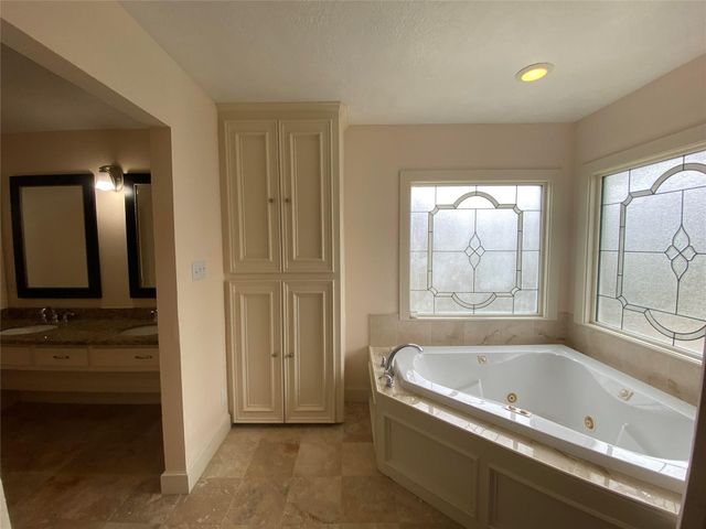 911 Hawthorne Road, Clear Lake Shores, TX 77565