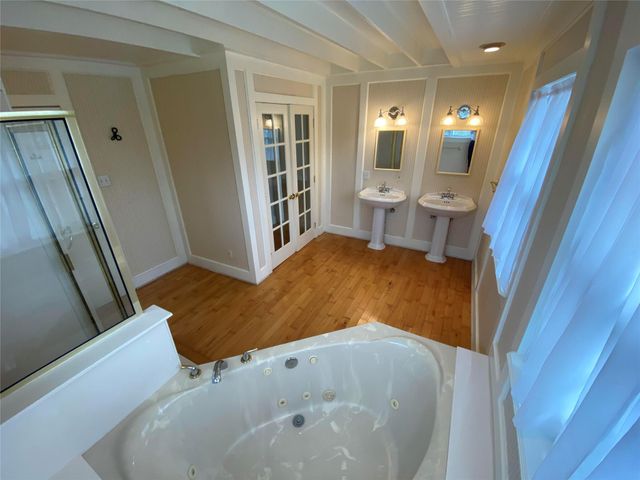 911 Hawthorne Road, Clear Lake Shores, TX 77565
