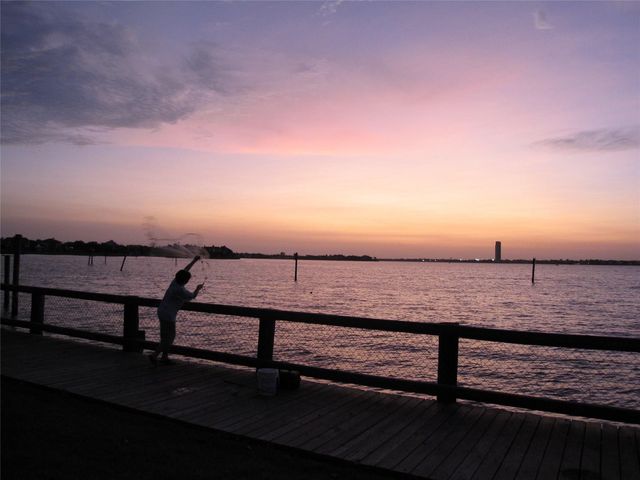 911 Hawthorne Road, Clear Lake Shores, TX 77565
