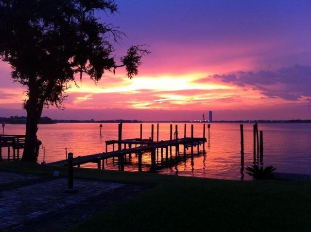 911 Hawthorne Road, Clear Lake Shores, TX 77565