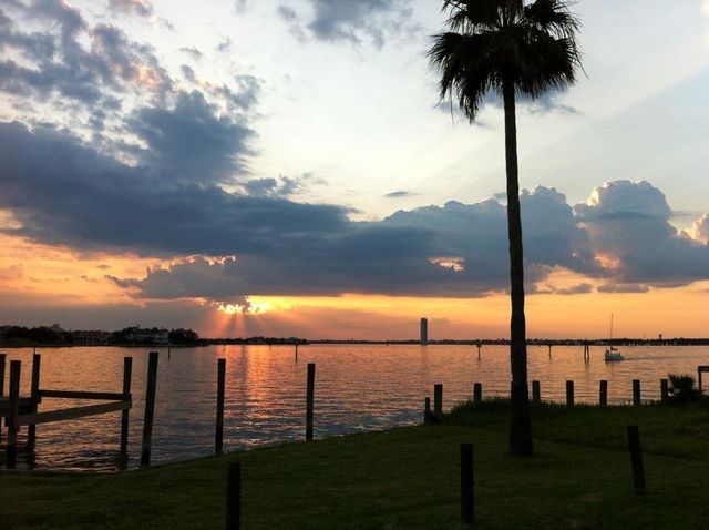 911 Hawthorne Road, Clear Lake Shores, TX 77565