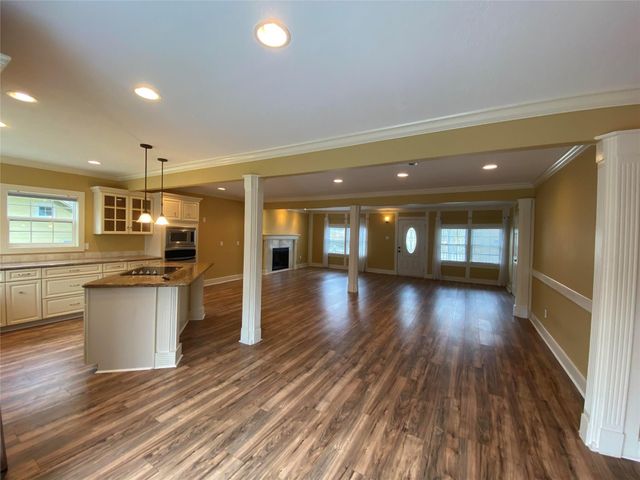 911 Hawthorne Road, Clear Lake Shores, TX 77565