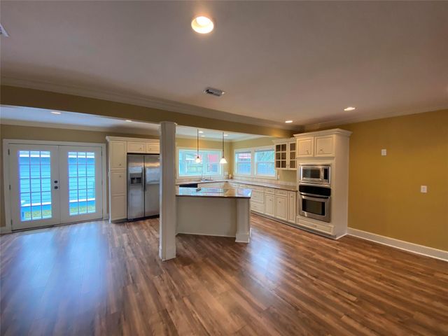 911 Hawthorne Road, Clear Lake Shores, TX 77565
