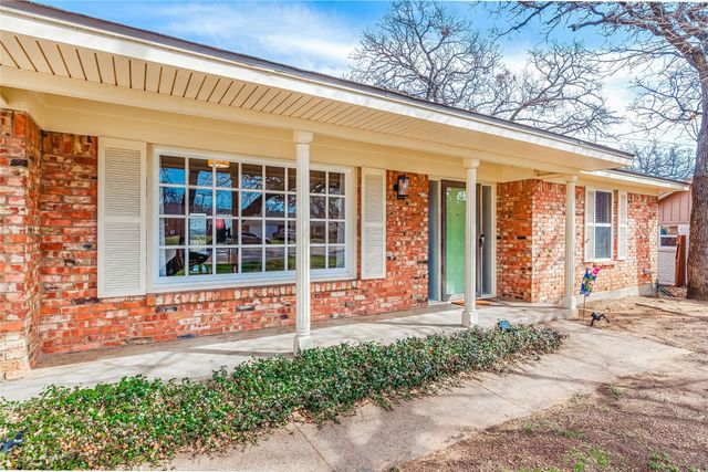 97 Regents Park, Bedford, TX 76022