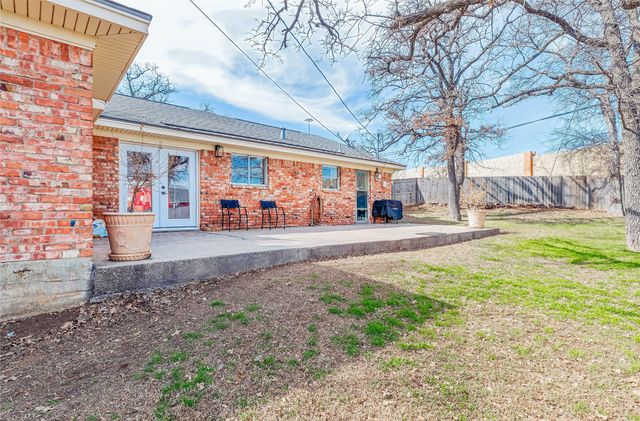 97 Regents Park, Bedford, TX 76022